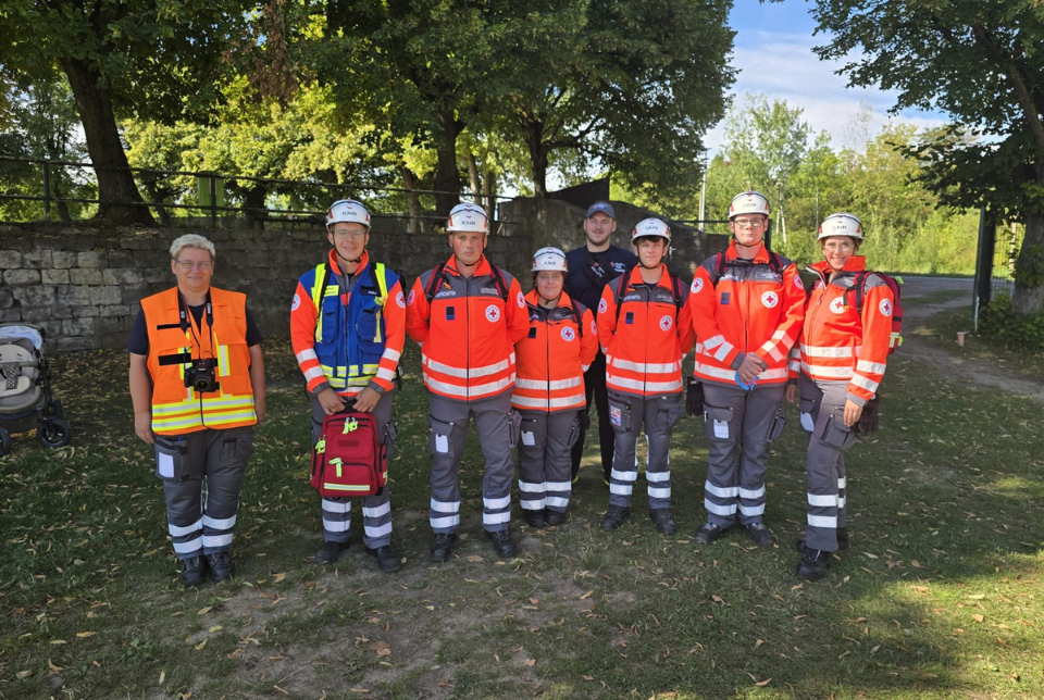 Landesüberprüfung Ein Gruppenfoto von DRK-Kräften in Schutzanzügen
