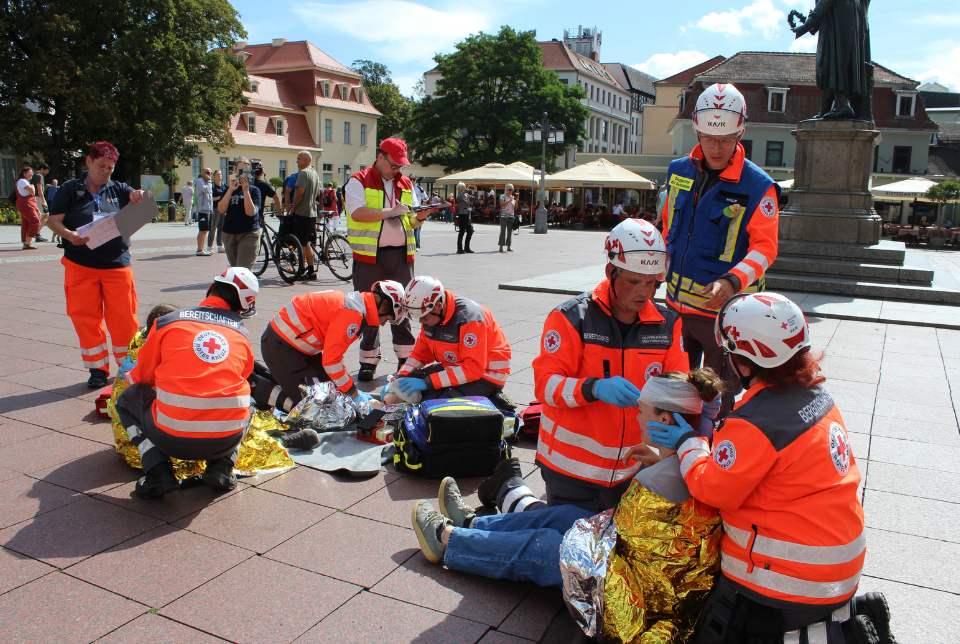 Landesüberprüfung DRK-Kräfte in Schutzkleidung bei einer Übung