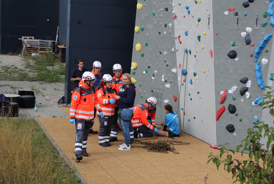 Landesüberprüfung DRK-Kräfte vor einer Kletterwand