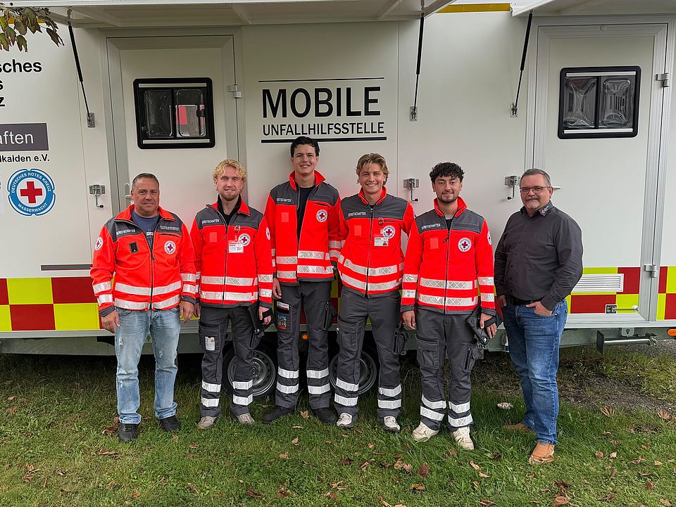 Fördermitglieder Mehrere DRK-Mitarbeiter vor einem Wagen "Mobile Unfallstelle"
