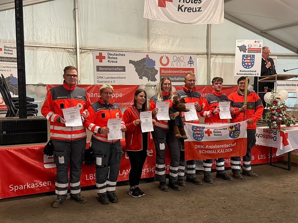 Bundeswettbewerb Mehrere DRK-Mitglieder in Rettungskleidung